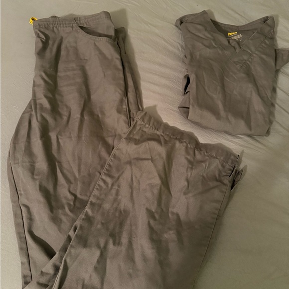 gray wonder wink scrubs - Picture 1 of 6